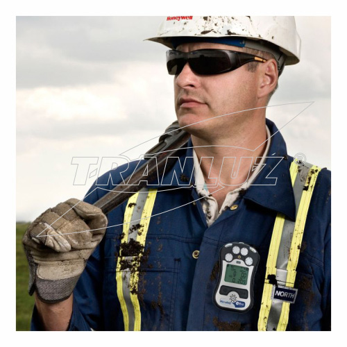 Foto con persona Detector de 4 Gases MICRO RAE TLH614